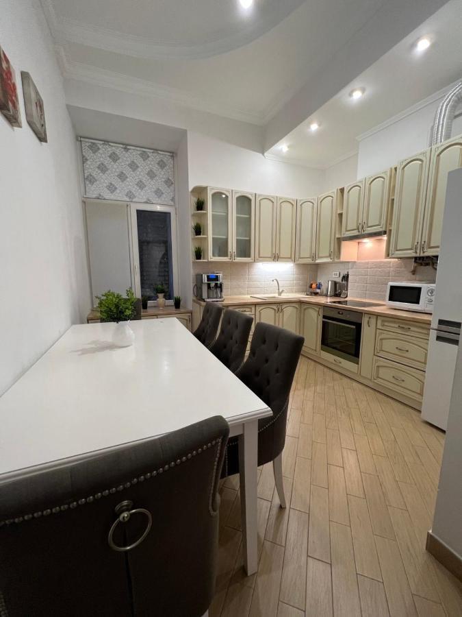 3 Rooms Apartments In The City Centr Lviv Eksteriør billede
